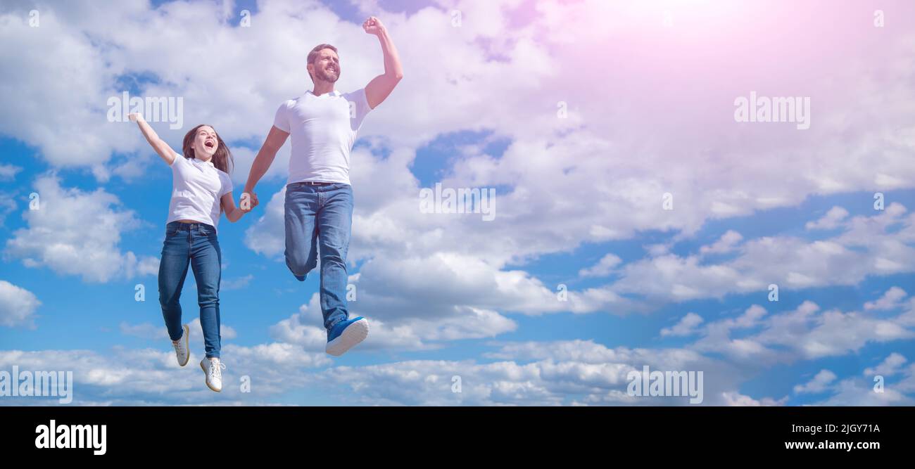 Padre e figlia che saltano nel cielo, banner con spazio copia. Futuro luminoso. Foto Stock