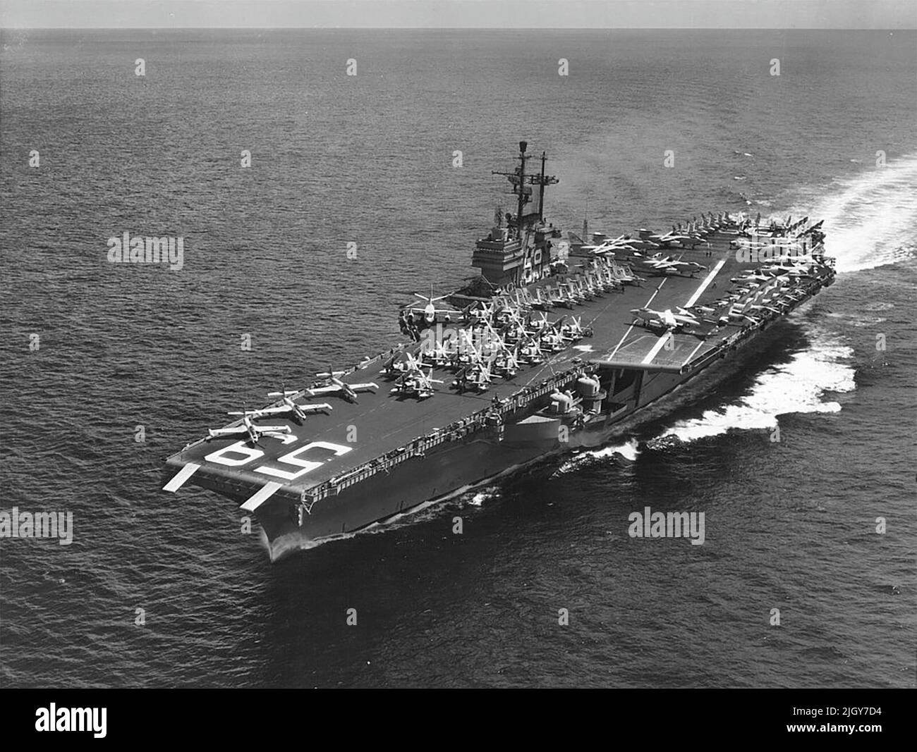 USS Forrestal (CVA-59) in corso in mare nel 1957 Foto Stock