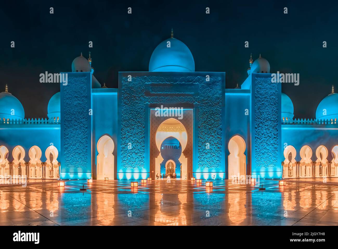 Vista sul cortile della Grande Moschea Sheikh Zayed illuminata blu ad Abu Dhabi, Emirati Arabi Uniti Foto Stock