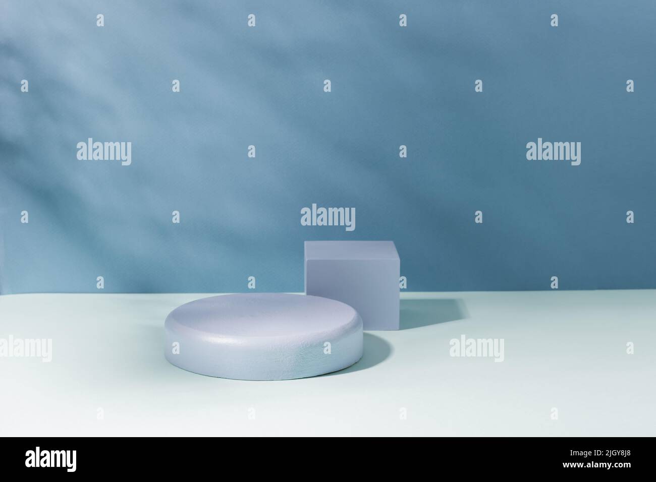 Podio astratto e creativo, sfondo blu ombra. Minimalismo, vetrina dei prodotti, spazio di riproduzione Foto Stock