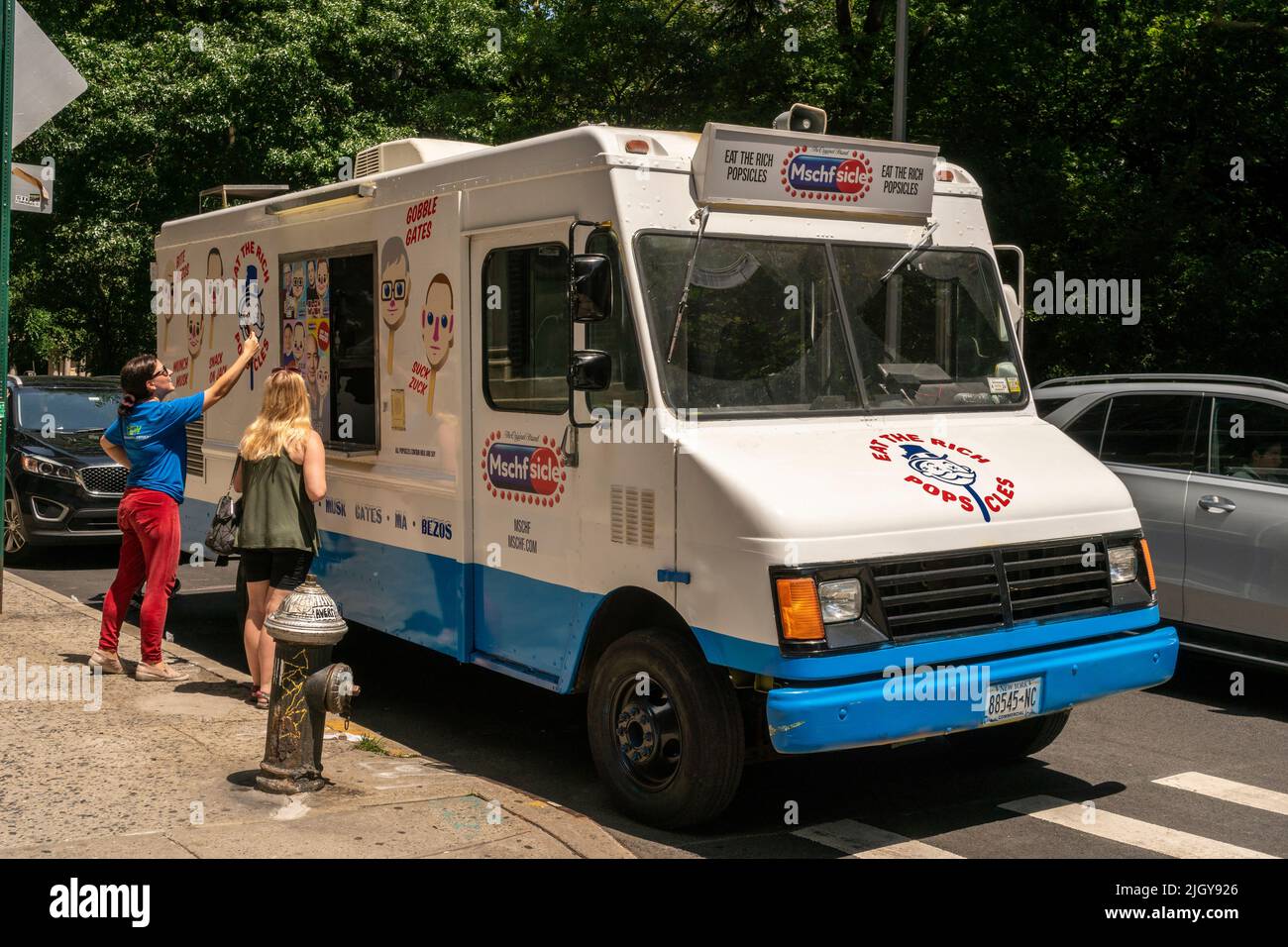 Il camion del gelato “Eat the Rich”, parcheggiato a Greenwich Village a