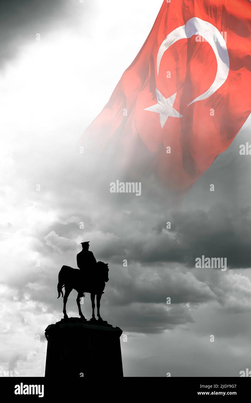 Silhouette del monumento di Ataturk e bandiera turca sul cielo in vista verticale. Festività nazionali o pubbliche turche. 10th novembre o 10 kasim bac Foto Stock