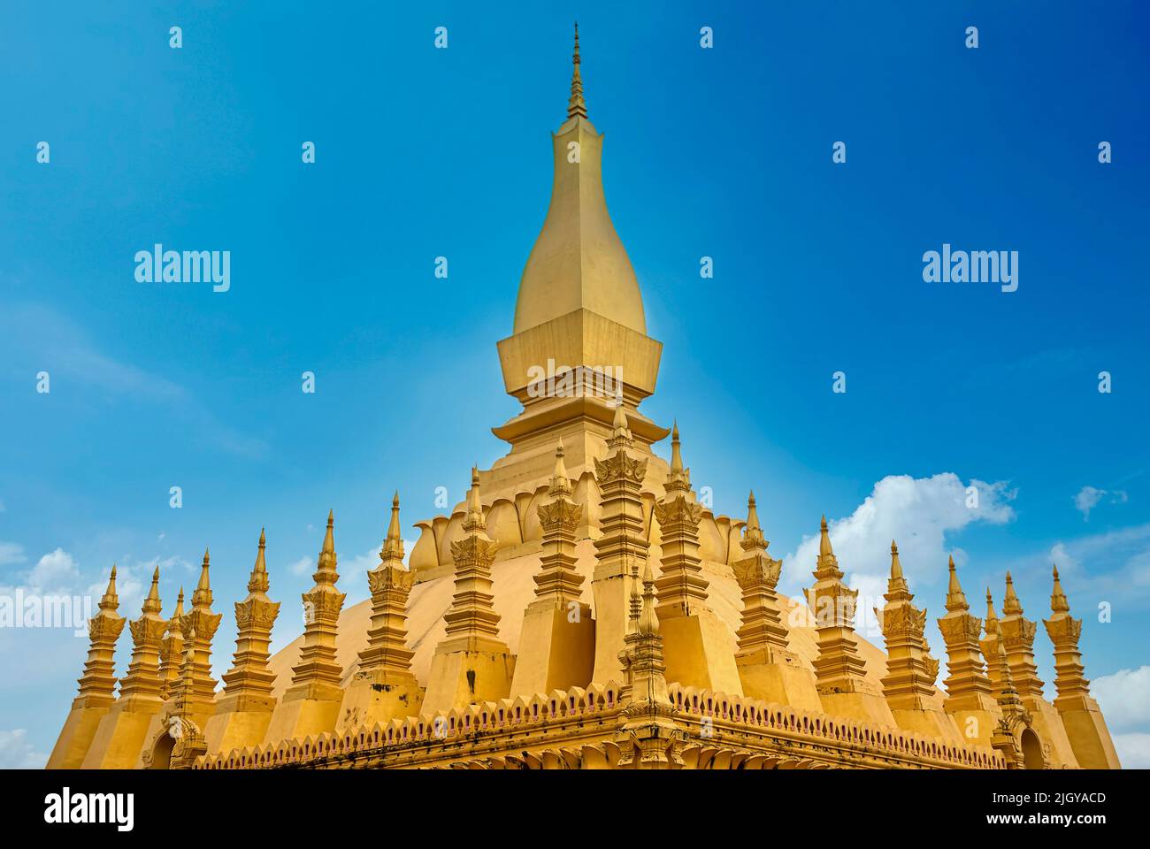 Lo Stupa dorato del tempio di Pha That Luang a Vientiane, Laos Foto Stock