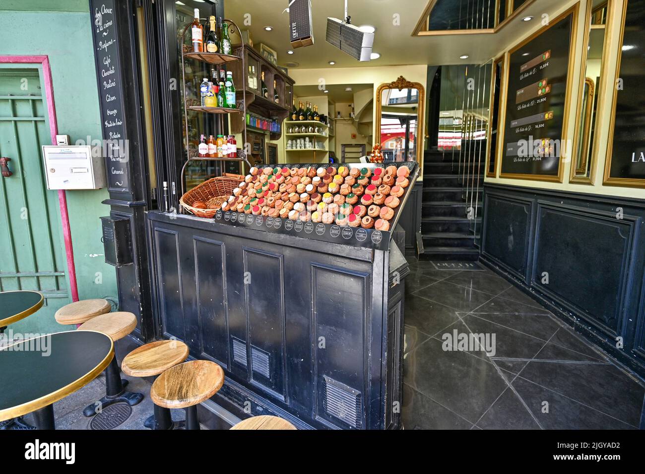 Parigi, Francia, giugno 2022. Pasticceria Odette nel quartiere Latino di Notre-Dame. Caratterizzato da un aspetto vintage e colorato, ha tutto il fascino parigino. Foto Stock