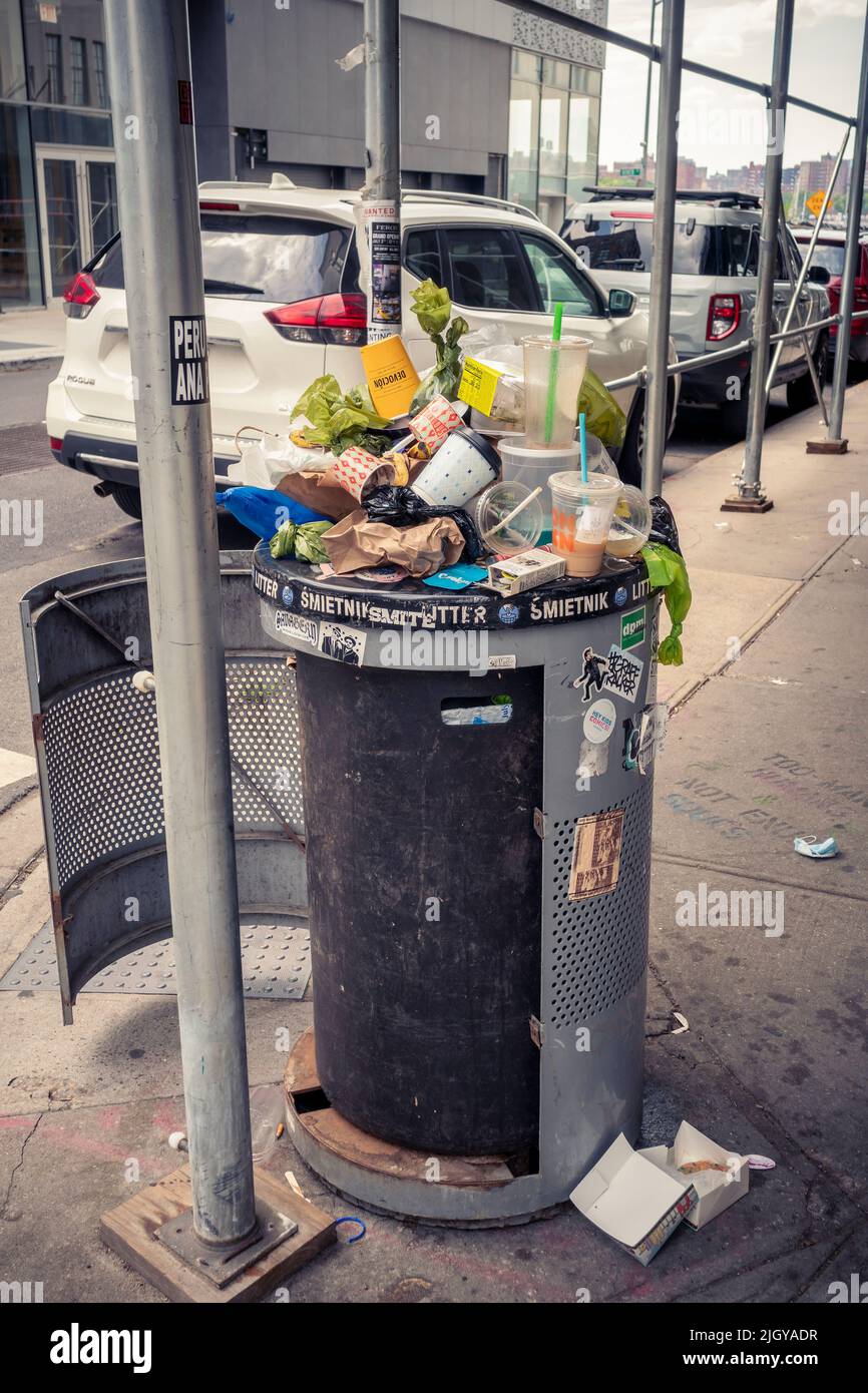 Una bella selezione di spazzatura da un traboccante ricettacolo di spazzatura di strada a Williamsburg a Brooklyn a New York il Sabato, 9 luglio 2022. (© Richard B. Levine) Foto Stock
