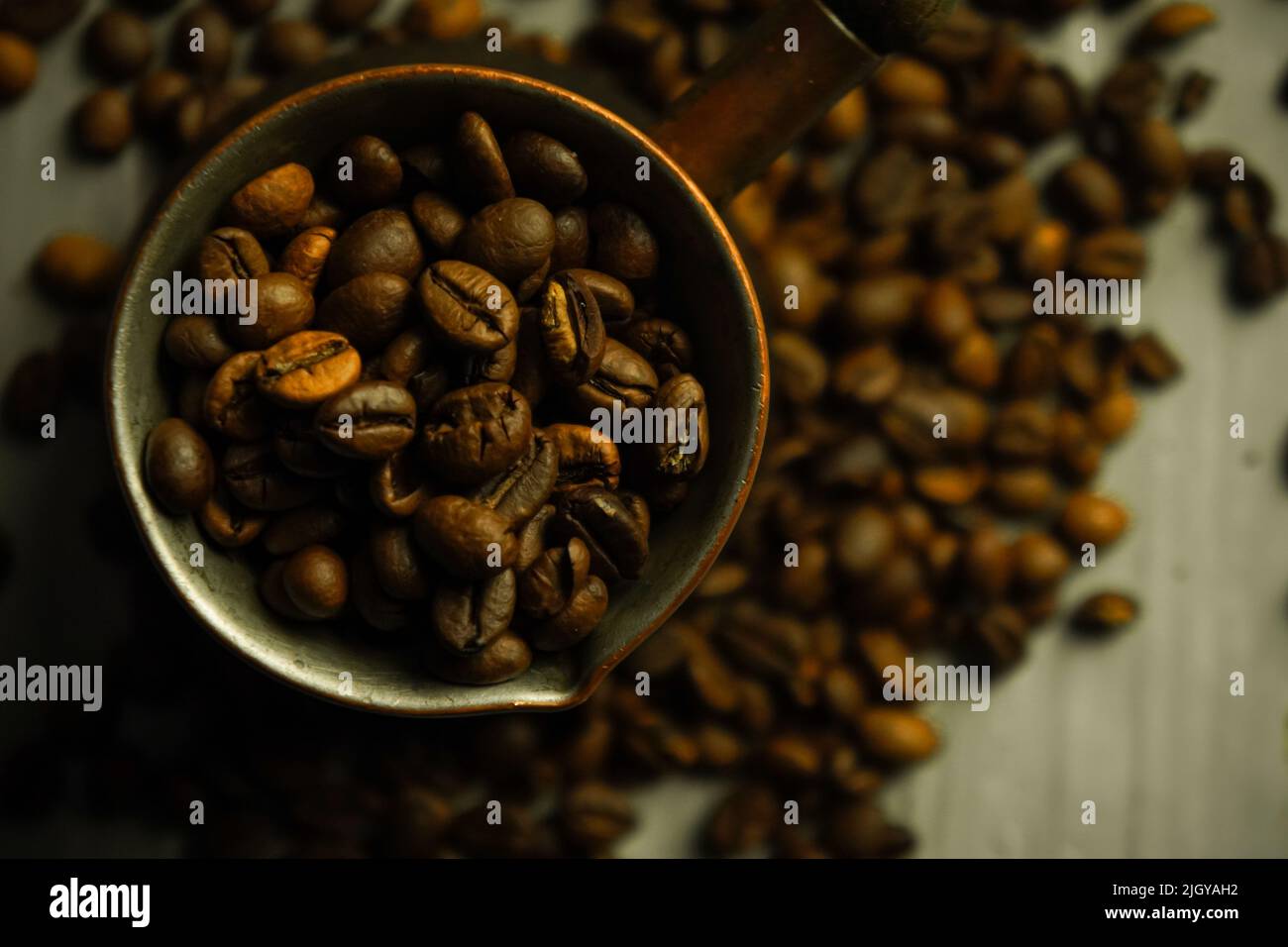 Chicchi di caffè tostati neri. Caffè Cezva Cup vetro rustico stile turco macinato caffè Foto Stock