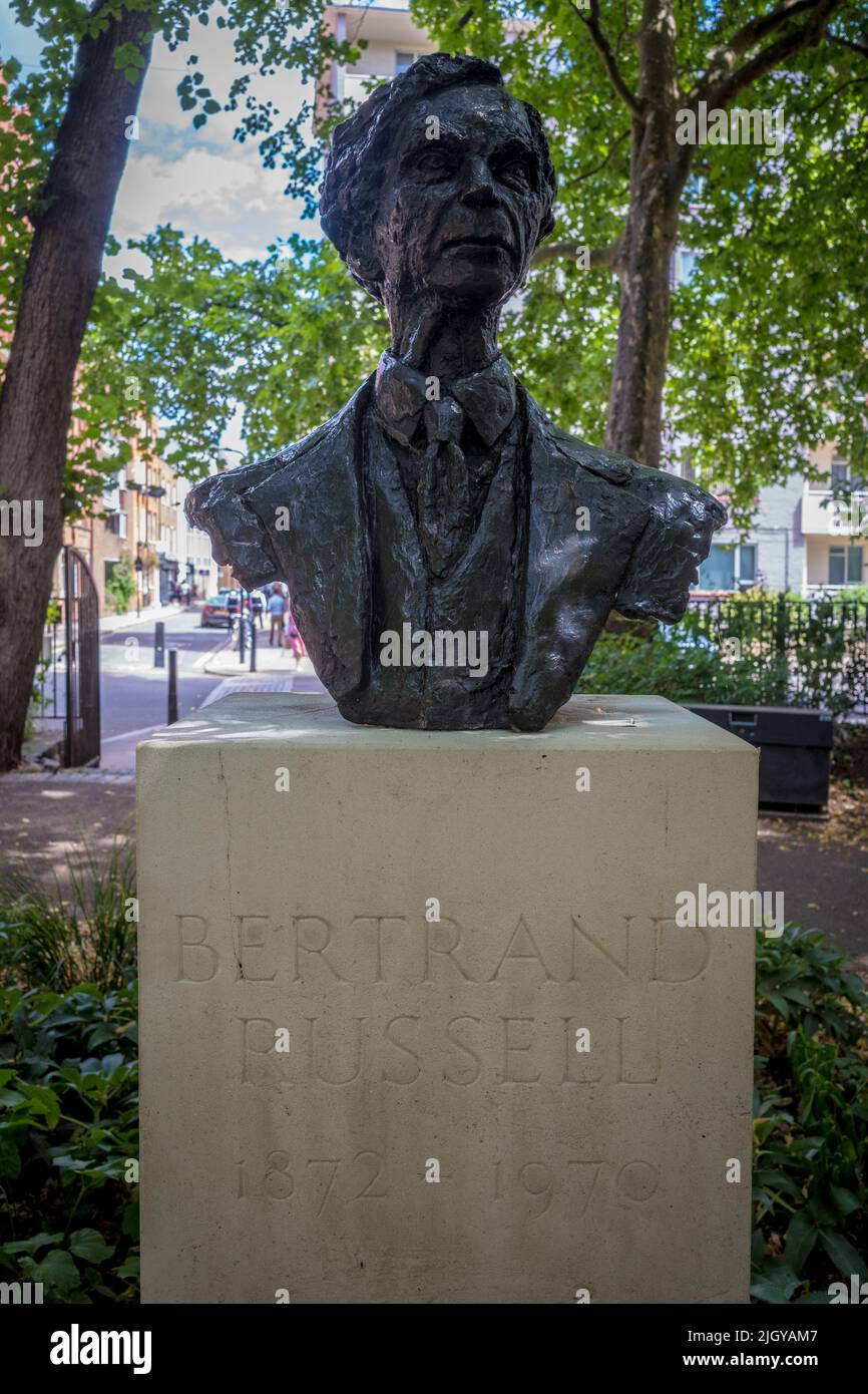 Bertrand Russell scultura in Red Lion Square Gardens Holborn London. Bronzo, iscrizione Bertrand Russell, 1872-1970. Scultore Marcelle Quinton 1980. Foto Stock