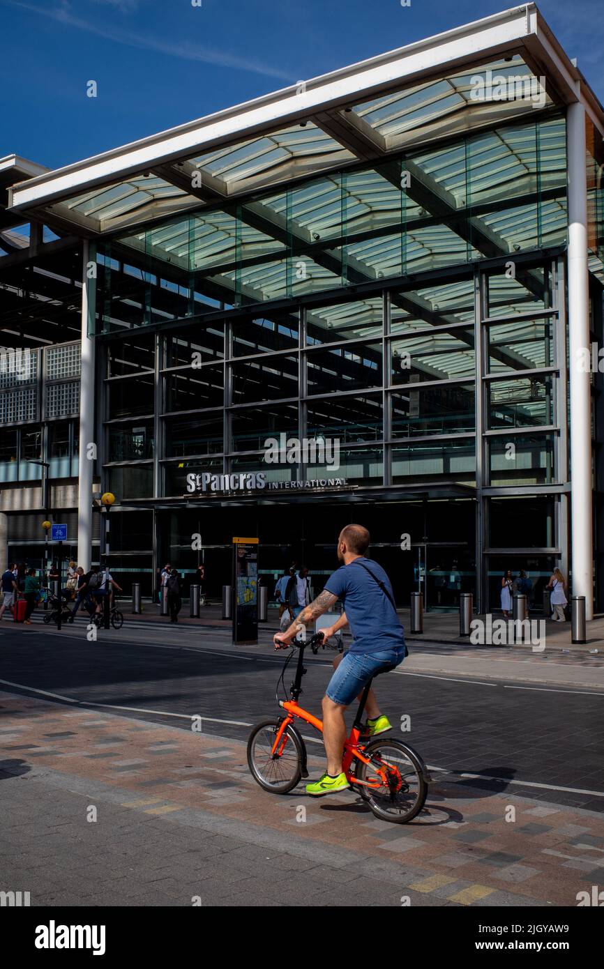 St Pancras Station London - un pendolarista passa la St Pancras Station nel centro di Londra Regno Unito. Ciclista pendolari Londra. Foto Stock