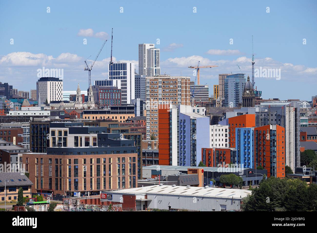 Una vista del centro di Leeds da un braccio di sollevamento a Armley Foto Stock