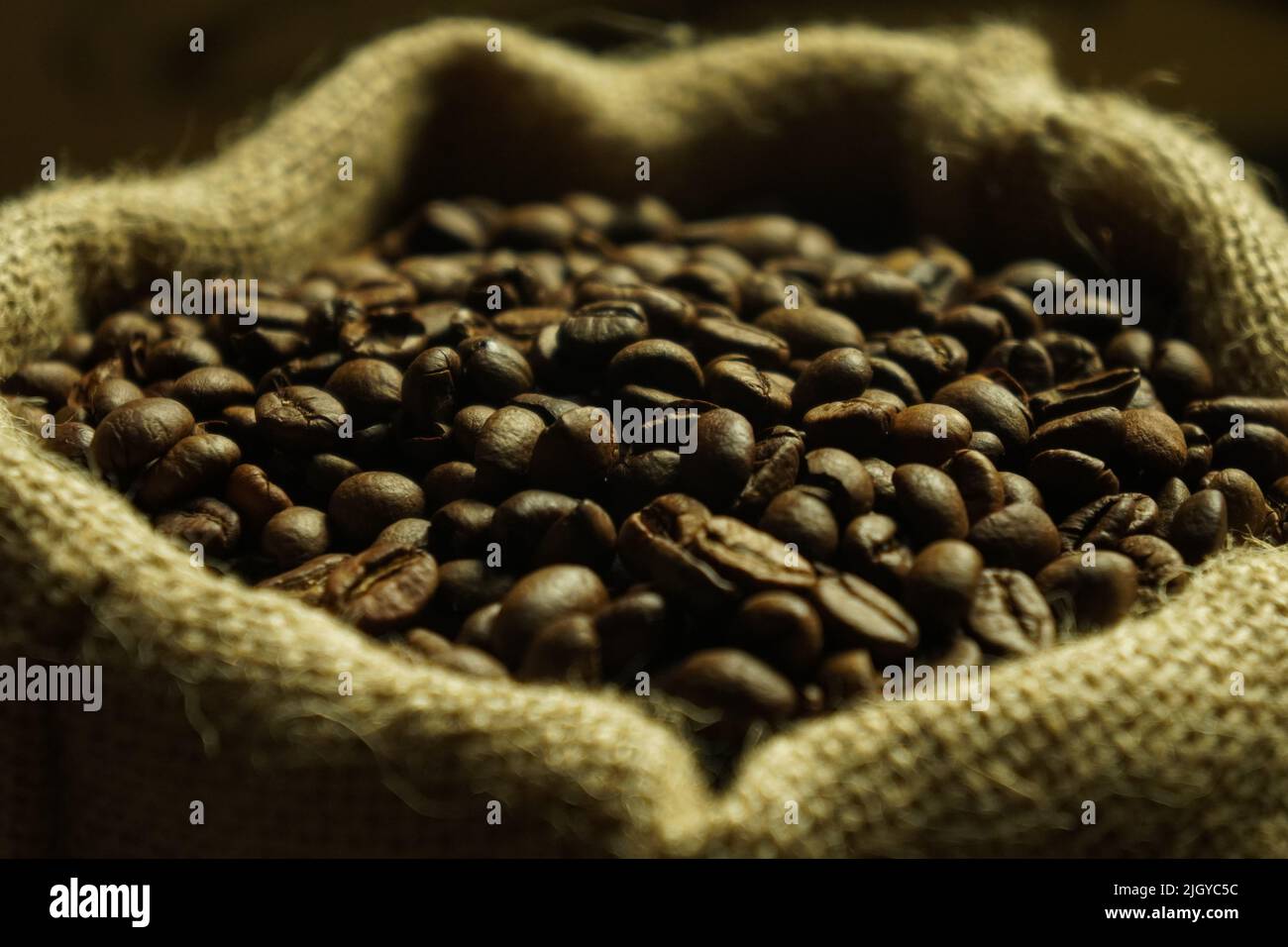 Chicchi di caffè tostati neri. Caffè Cezva Cup vetro rustico stile turco macinato caffè Foto Stock