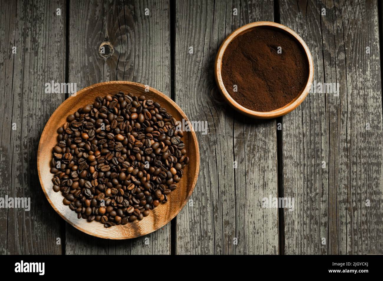 Chicchi di caffè tostati neri. Caffè Cezva Cup vetro rustico stile turco macinato caffè Foto Stock