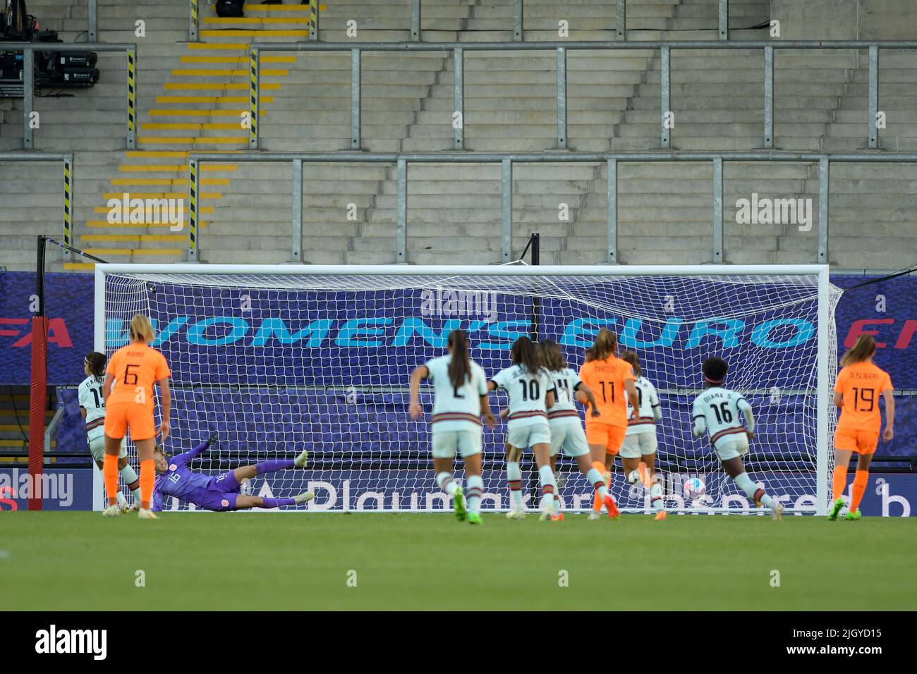 Wigan, Inghilterra: 13/07/2022, 13th luglio 2022, Leigh Sports Village, Wigan, Inghilterra: Womens European International Football, Paesi Bassi contro Portogallo: La Carole Costa del Portogallo segna una penalità nei 38th minuti per renderlo 2-1 per i Paesi Bassi. Foto Stock