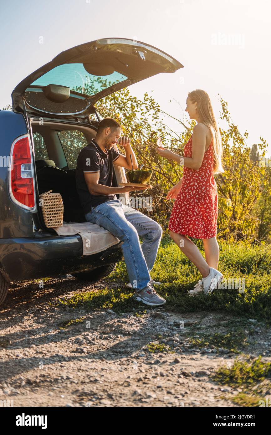 Destinazioni europee per la luna di miele economiche ed economiche. Coppia di sposi innamorati del picnic estivo con cocomero. Foto Stock
