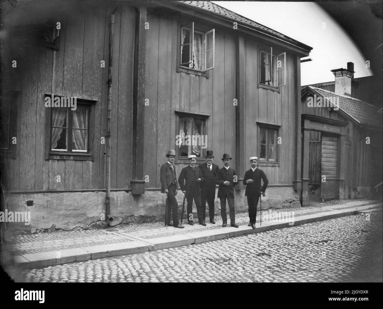 Alcuni signori fuori casa ”, Bredgränd 2, Uppsala 1889. Alcuni signori fuori casa ”, Bredgränd 2, Uppsala 1889 Foto Stock