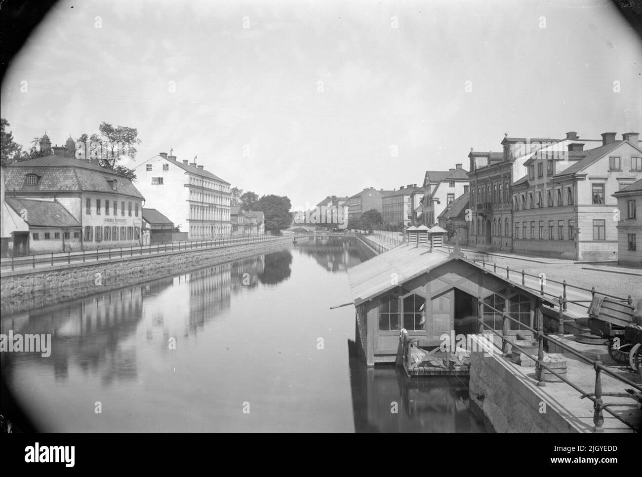Västra Ågatan, Fyrisån e Östra Ågatan dal Ponte dell'Isola, Uppsala nel 1886. Västra Ågatan, Fyrisån e Östra Ågatan dal Ponte dell'Isola, Uppsala nel 1886 Foto Stock