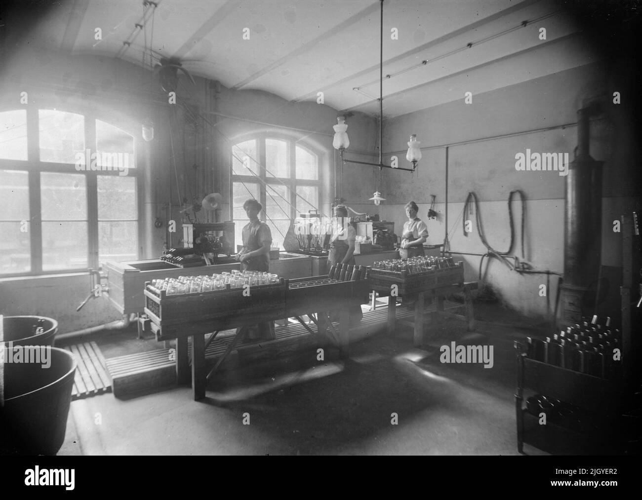 Lavoratrici nella sala di risciacquo, Sprit Trade Company, Uppsala 1909. Lavoratrici nella sala di risciacquo, Sprit Trade Company, Uppsala 1909 Foto Stock
