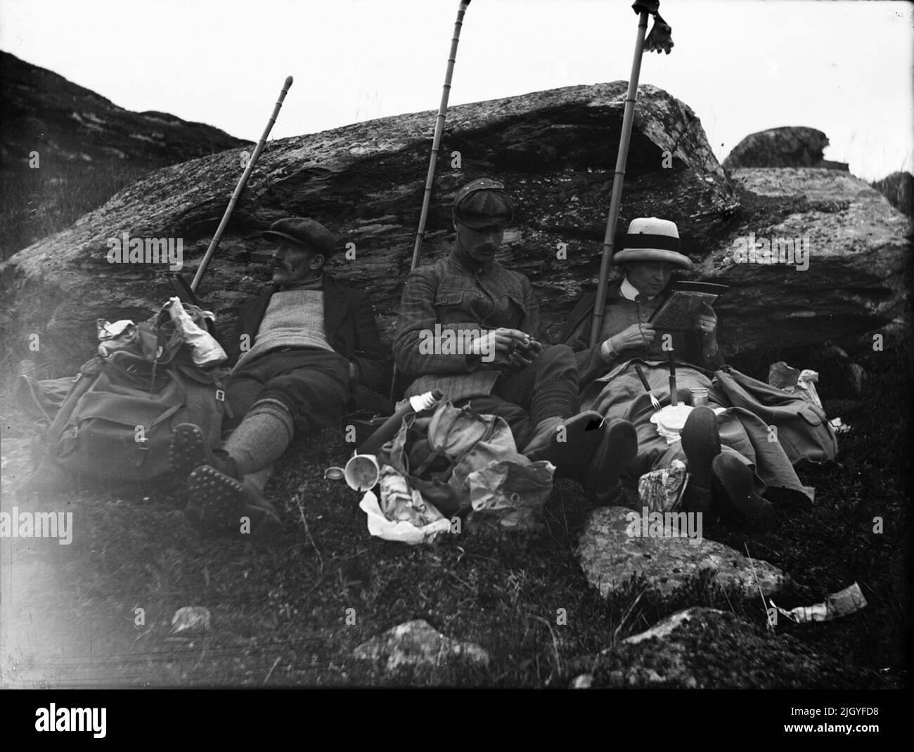 Probabilmente Josef Ärnström con gli amici sulle escursioni in montagna, Kiruna, Lapponia. La collezione di immagini di Josef Ärnström è stata acquisita dal Museo Upplands 2011.Josef Ärnström è nato nel 1887 a Keps, nella parrocchia di Hållnäs, Uppland. Sposò Nora Selldin, nato a Timrå, Medelpad. Sia Josef che sua moglie Nora si sono laureati intorno al 1910 al seminario dell'insegnante a Uppsala. A Medelpad, la coppia ha ricevuto i primi servizi di insegnante alla scuola di Berge come sposi novelli circa 1910-12. La delocalizzazione si trasferì poi a Lapponia dove Josef fu impiegato a Toulleuvaara tra il 1913 e il 18 circa. Joseph ende Foto Stock