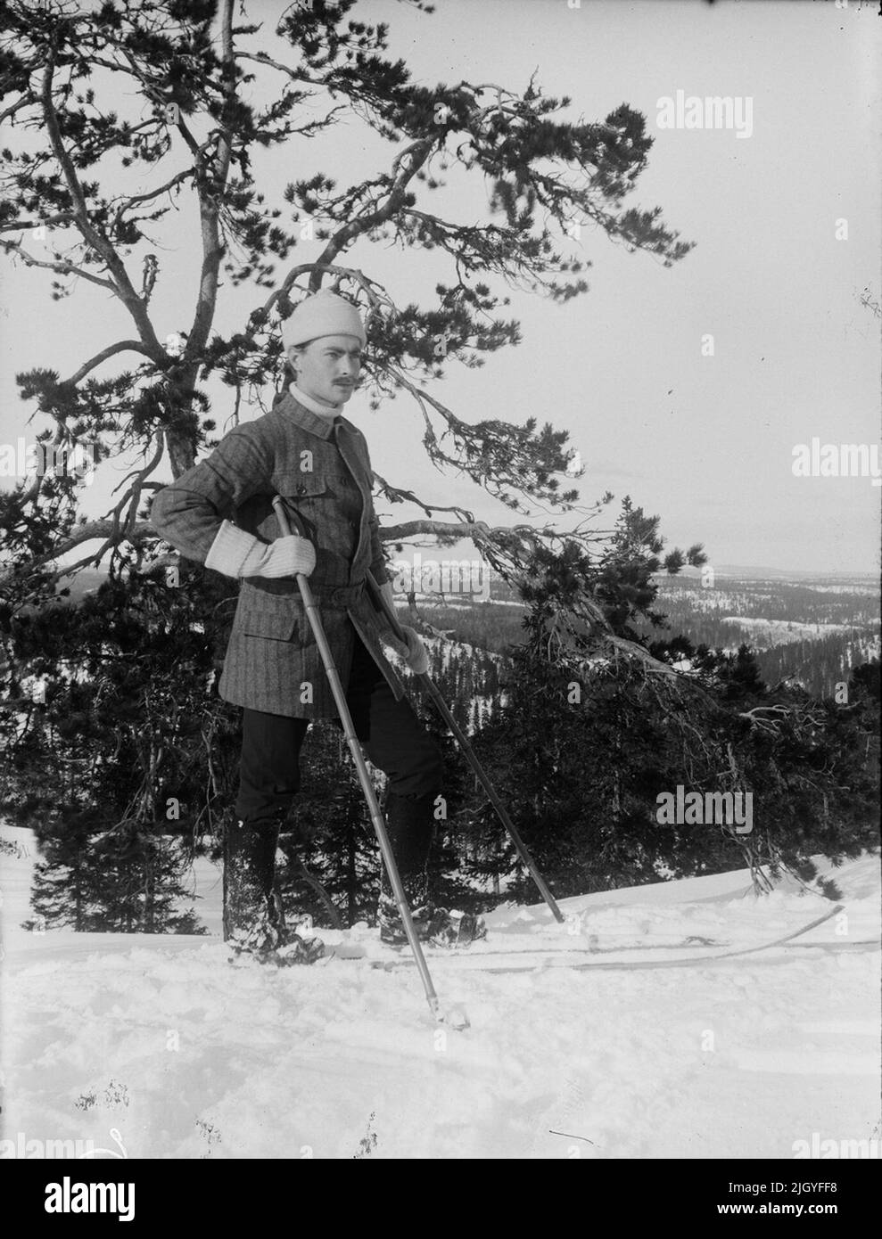 Probabilmente Josef Ärnström sullo sci, Lapponia. La collezione di immagini di Josef Ärnström è stata acquisita dal Museo Upplands 2011.Josef Ärnström è nato nel 1887 a Keps, nella parrocchia di Hållnäs, Uppland. Sposò Nora Selldin, nato a Timrå, Medelpad. Sia Josef che sua moglie Nora si sono laureati intorno al 1910 al seminario dell'insegnante a Uppsala. A Medelpad, la coppia ha ricevuto i primi servizi di insegnante alla scuola di Berge come sposi novelli circa 1910-12. La delocalizzazione si trasferì poi a Lapponia dove Josef fu impiegato a Toulleuvaara tra il 1913 e il 18 circa. Joseph ha concluso la sua carriera come insegnante di esercizio fisico fr Foto Stock