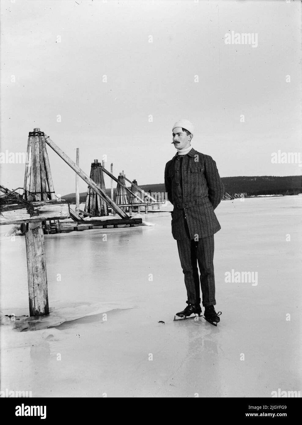 Josef Ärnström sui pattini, Berge, parrocchia di Timrå, Medelpad. La collezione di immagini di Josef Ärnström è stata acquisita dal Museo Upplands 2011.Josef Ärnström è nato nel 1887 a Keps, nella parrocchia di Hållnäs, Uppland. Sposò Nora Selldin, nato a Timrå, Medelpad. Sia Josef che sua moglie Nora si sono laureati intorno al 1910 al seminario dell'insegnante a Uppsala. A Medelpad, la coppia ha ricevuto i primi servizi di insegnante alla scuola di Berge come sposi novelli circa 1910-12. La delocalizzazione si trasferì poi a Lapponia dove Josef fu impiegato a Toulleuvaara tra il 1913 e il 18 circa. Joseph terminò la sua carriera come exerci Foto Stock