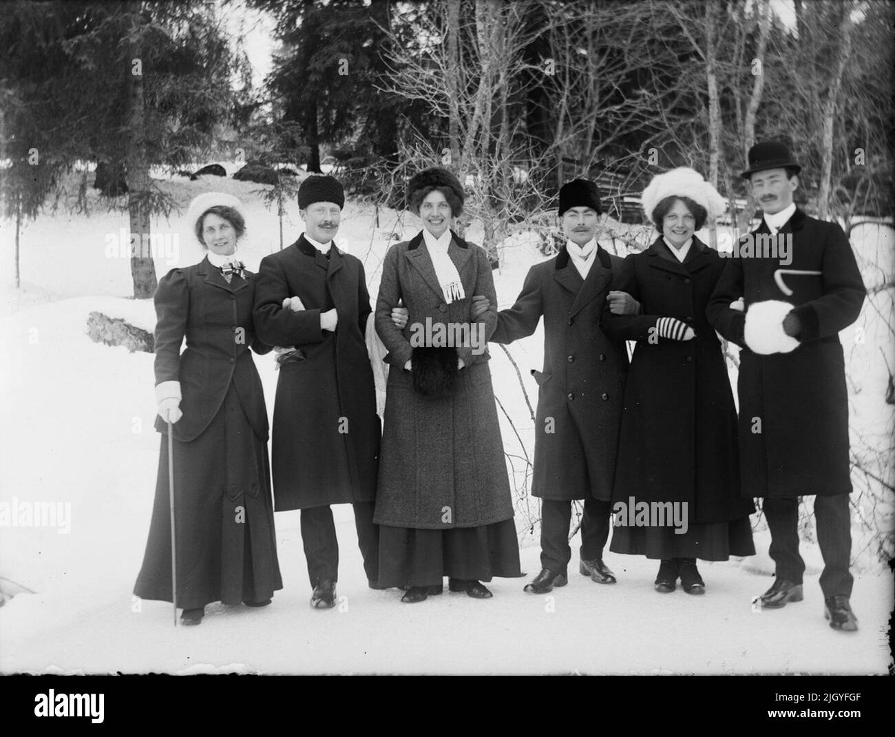 Probabilmente Josef Ärnström, Ruth Holm con diverse persone, probabilmente Berge, parrocchia di Timrå, Medelpad 1910. La collezione di immagini di Josef Ärnström è stata acquisita dal Museo Upplands 2011.Josef Ärnström è nato nel 1887 a Keps, nella parrocchia di Hållnäs, Uppland. Sposò Nora Selldin, nato a Timrå, Medelpad. Sia Josef che sua moglie Nora si sono laureati intorno al 1910 al seminario dell'insegnante a Uppsala. A Medelpad, la coppia ha ricevuto i primi servizi di insegnante alla scuola di Berge come sposi novelli circa 1910-12. La delocalizzazione si trasferì poi a Lapponia dove Josef fu impiegato a Toulleuvaara tra circa il 1 Foto Stock