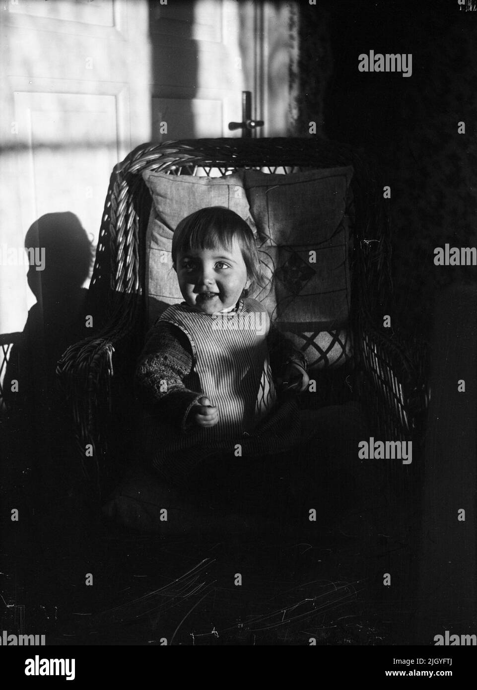 Rolf Ärnström, probabilmente Tuolluvaara, Kiruna, Lapponia 1915. La collezione di immagini di Josef Ärnström è stata acquisita dal Museo Upplands 2011.Josef Ärnström è nato nel 1887 a Keps, nella parrocchia di Hållnäs, Uppland. Sposò Nora Selldin, nato a Timrå, Medelpad. Sia Josef che sua moglie Nora si sono laureati intorno al 1910 al seminario dell'insegnante a Uppsala. A Medelpad, la coppia ha ricevuto i primi servizi di insegnante alla scuola di Berge come sposi novelli circa 1910-12. La delocalizzazione si trasferì poi a Lapponia dove Josef fu impiegato a Toulleuvaara tra il 1913 e il 18 circa. Joseph terminò la sua carriera come un esatore Foto Stock