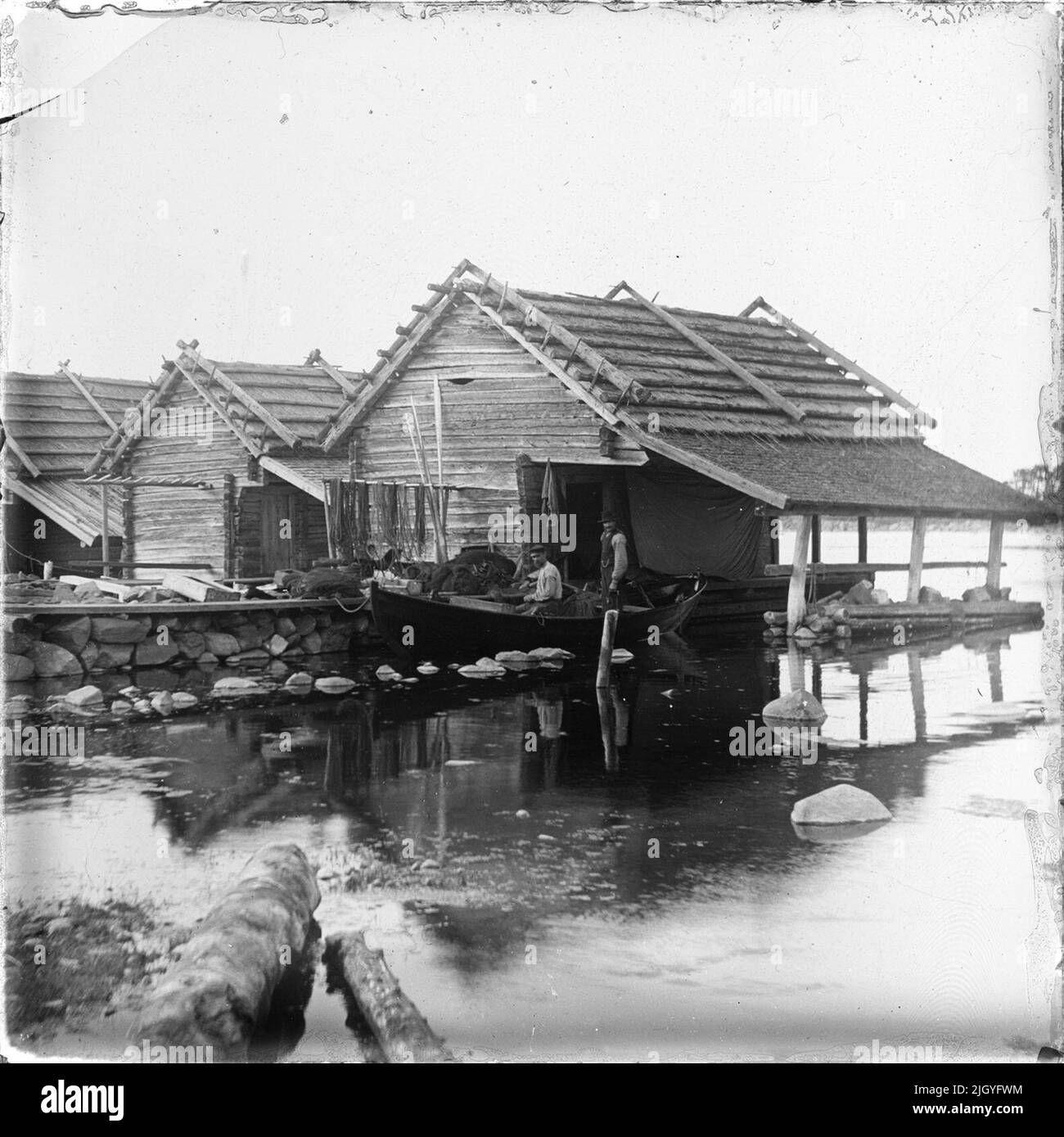 Capannoni di mare con battelli a Storhamn, porto di pesca di Fågelsundet, parrocchia di Hållnäs, Uppland. La collezione di immagini di Josef Ärnström è stata acquisita dal Museo Upplands 2011.Josef Ärnström è nato nel 1887 a Keps, nella parrocchia di Hållnäs, Uppland. Sposò Nora Selldin, nato a Timrå, Medelpad. Sia Josef che sua moglie Nora si sono laureati intorno al 1910 al seminario dell'insegnante a Uppsala. A Medelpad, la coppia ha ricevuto i primi servizi di insegnante alla scuola di Berge come sposi novelli circa 1910-12. La delocalizzazione si trasferì poi a Lapponia dove Josef fu impiegato a Toulleuvaara tra il 1913 e il 18 circa. Jose Foto Stock