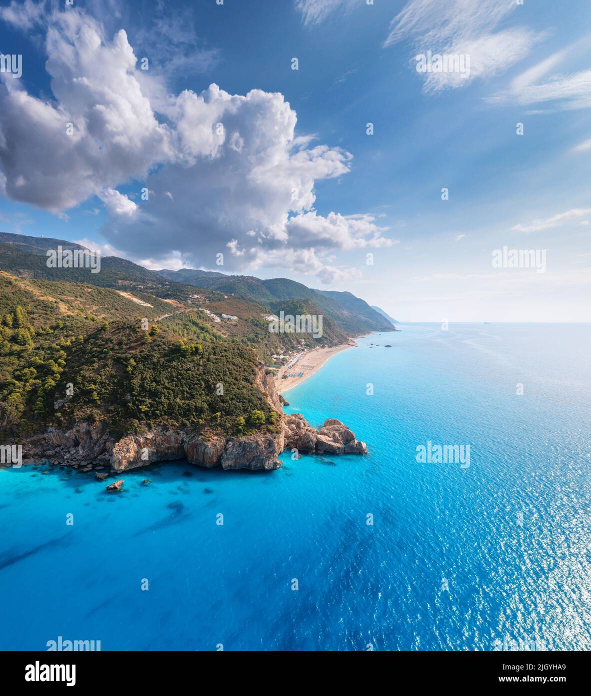 Vista aerea del mare blu, roccia, spiaggia di sabbia al tramonto in estate Foto Stock