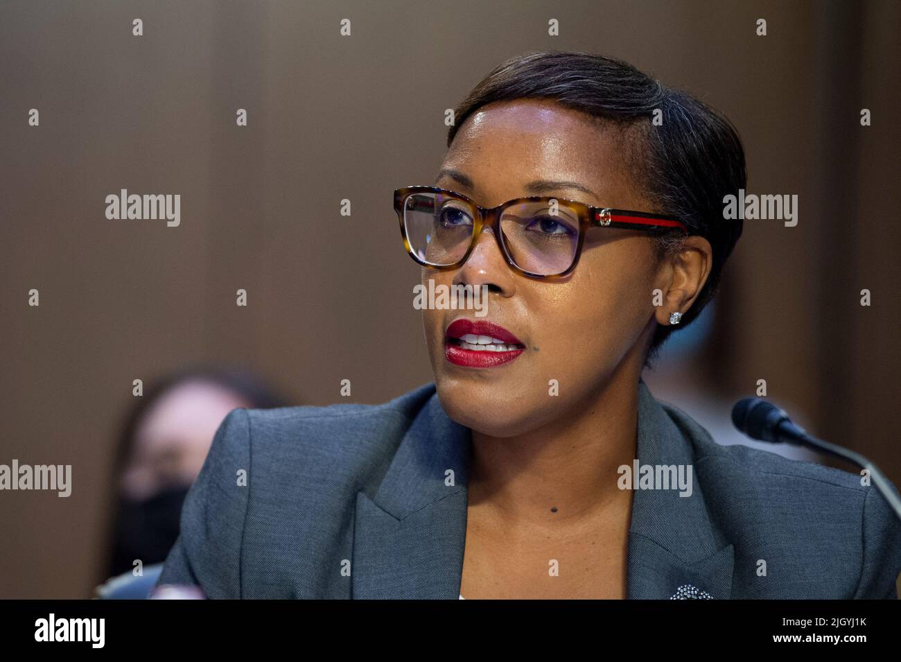 Washington, Vereinigte Staaten. 13th luglio 2022. Jamila Taylor, PhD, MPA, Direttore della riforma sanitaria e Senior Fellow, la Century Foundation, appare davanti ad un'audizione del Senato Committee on Health, Education, Labor, and Pensions per esaminare l'assistenza riproduttiva in un'America post-Roe, concentrandosi su barriere, sfide, E minacce alla salute delle donne, nell'edificio Hart Senate Office a Washington, DC, mercoledì 13 luglio 2022. Credit: Rod Lammey/CNP/dpa/Alamy Live News Foto Stock
