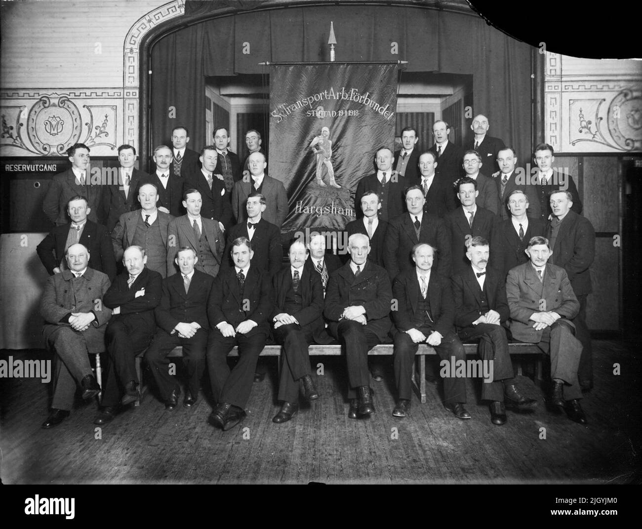 Ritratto di gruppo - Svedese Transport Workers' Union, Folkets Hus, Hargshamn, Uppland. Ritratto di gruppo - Unione dei lavoratori dei trasporti svedesi, Casa del popolo, Hargshamn, Uppland Foto Stock