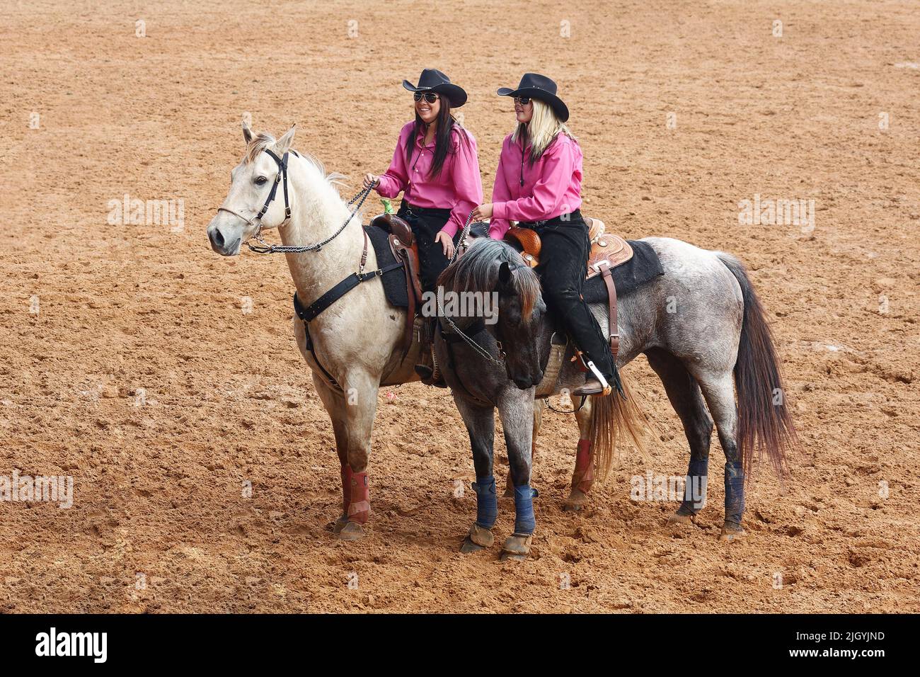 rodeo, 2 donne che cavalcano cavalli, intrattenimento, animali, persone, magliette corrispondenti, Posa per spettatori, Florida; Arcadia; FL Foto Stock