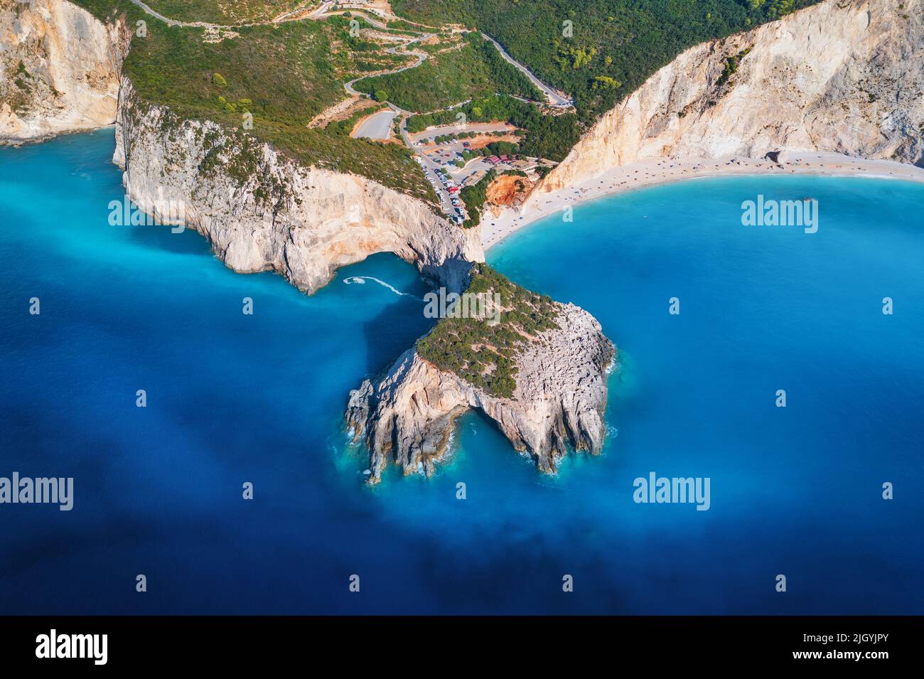 Vista aerea del mare blu, montagne, spiaggia di sabbia bianca all'alba Foto Stock