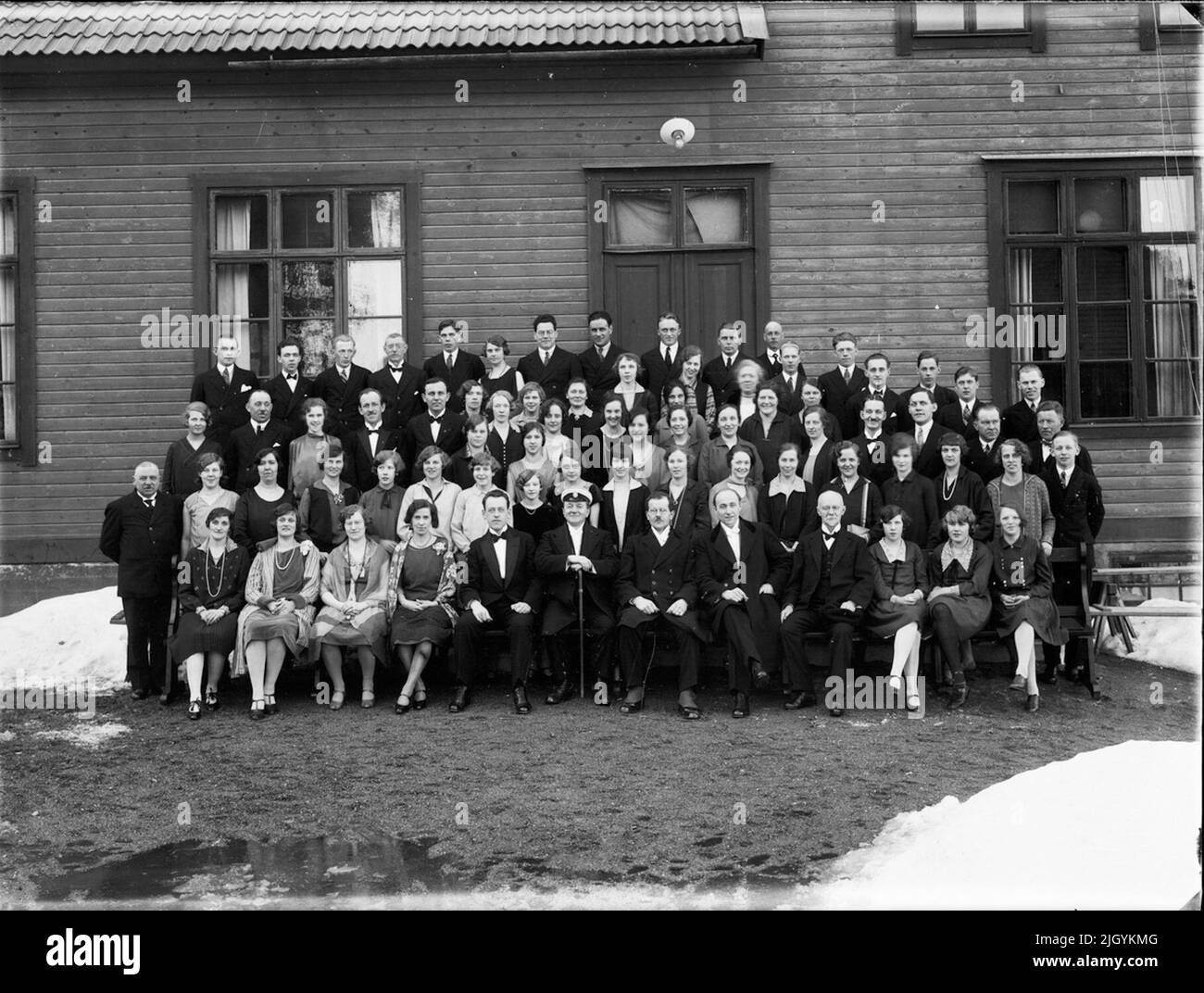 Ritratto di gruppo di fronte al People's House, Harg, Uppland. Ritratto di gruppo di fronte al People's House, Harg, Uppland Foto Stock