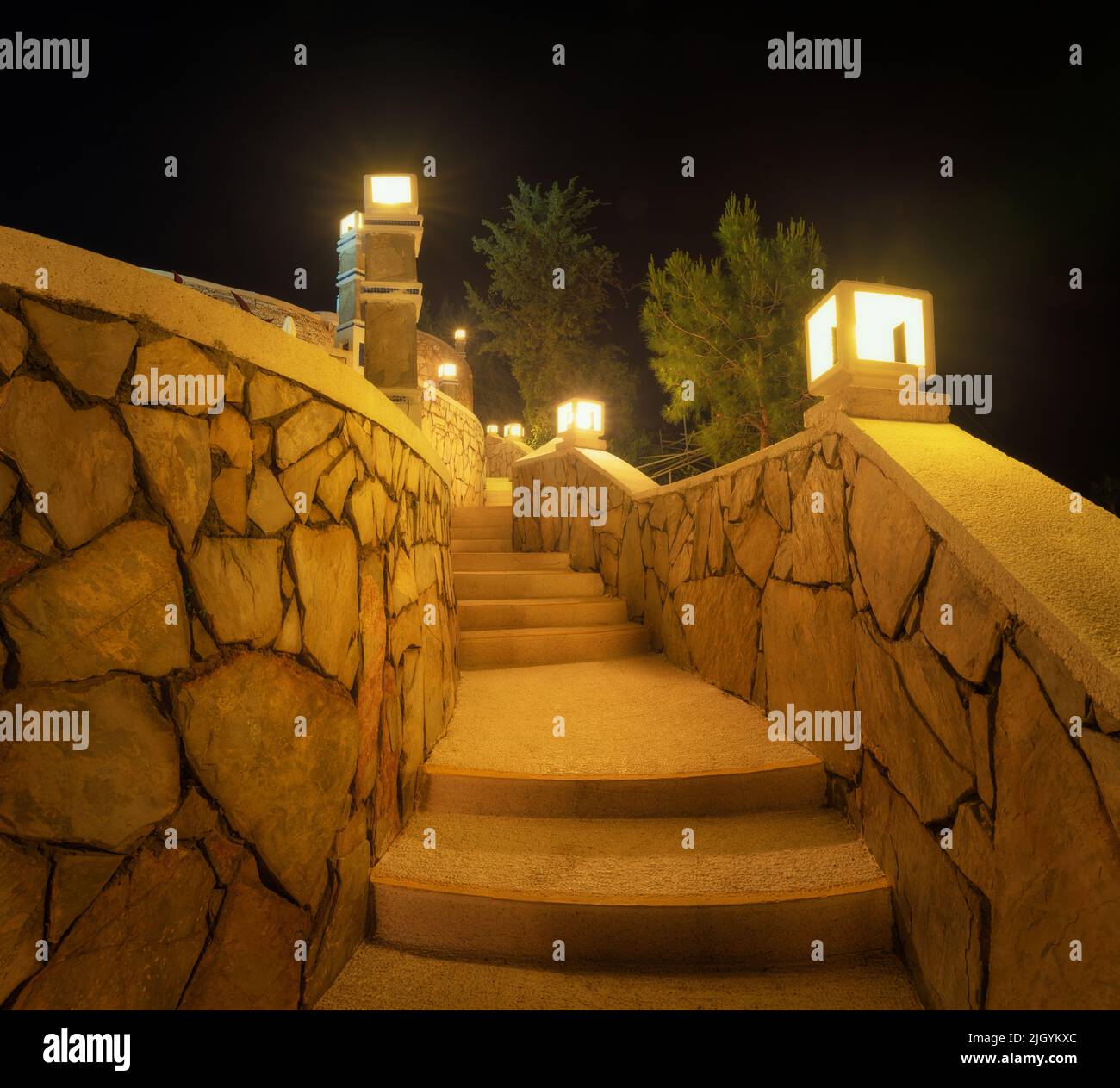 Belle scale con luce di strada di notte in estate Foto Stock