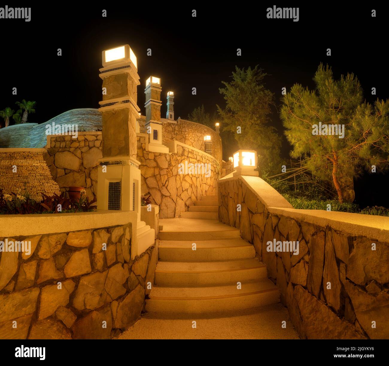 Belle scale con luce di strada di notte in estate Foto Stock