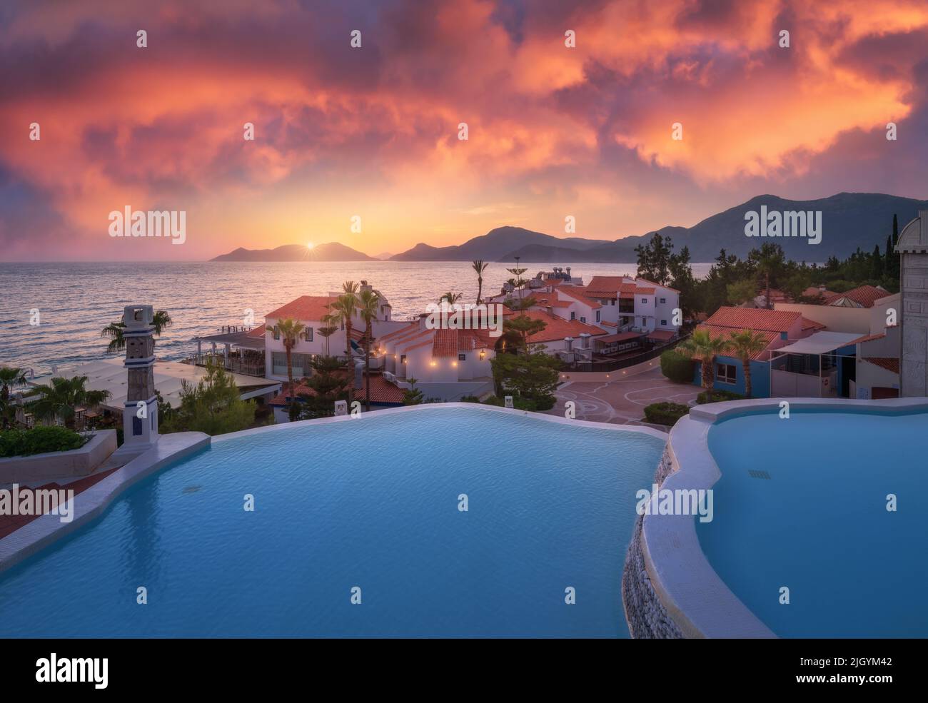 Bella piscina, cielo con nuvole rosa al tramonto colorato Foto Stock