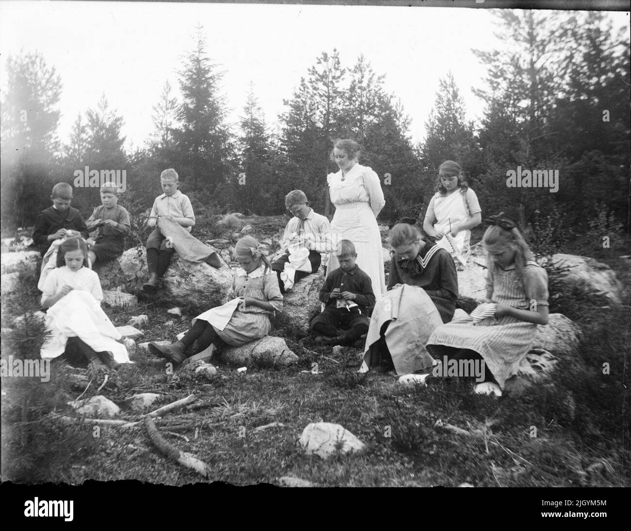 Gli studenti della scuola si siedono nella natura e nella scrittura a mano, Östhammar, Uppland. Gli studenti della scuola si siedono in natura e scrittura a mano, Östhammar, Uppland Foto Stock