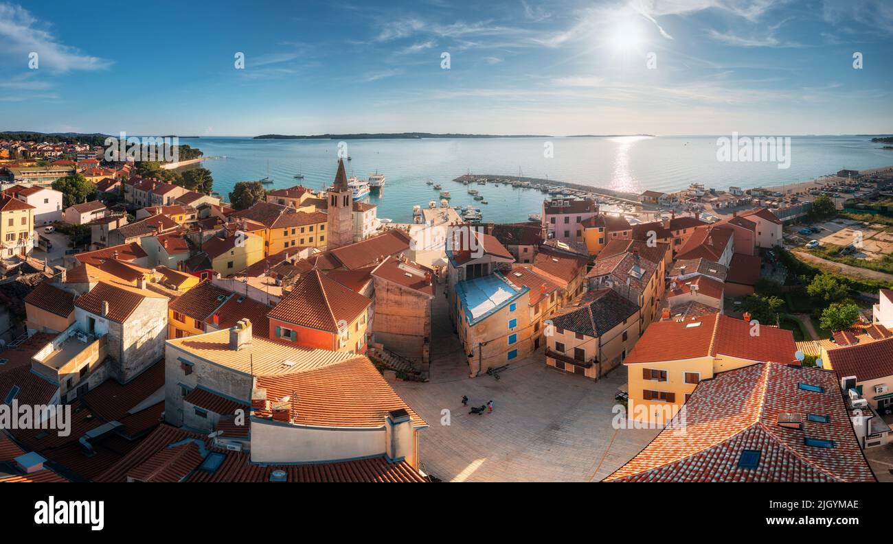 Vista aerea della bella città vecchia, case colorate, barche Foto Stock