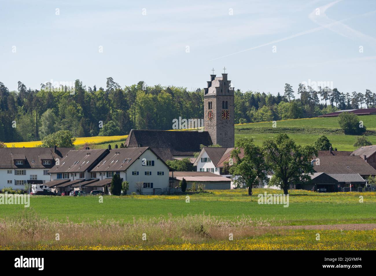 Lommis, Svizzera, 11 maggio 2022 piccolo villaggio e verdi colline in primavera in una giornata di sole Foto Stock