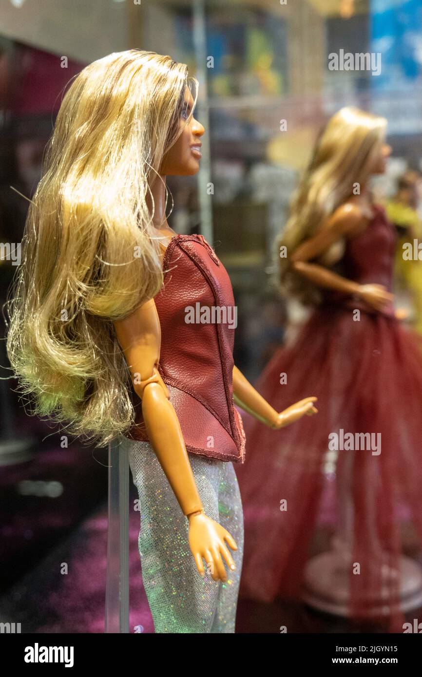 La Barbie 'Laverne Cox' Tribute Collection è presente nel negozio FAO Schwarz Rockefeller Center durante il mese di giugno Pride, New York City, USA 2022 Foto Stock