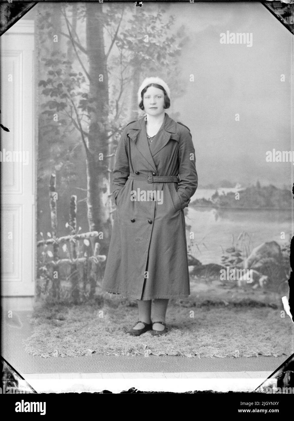 Giovane donna con copricapo e cappotto, Östhammar, Uppland. Evento storico, nome legato a Objek: Johansson, Märtha Foto Stock