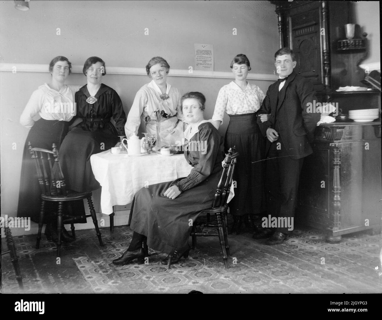 Donne e uomo ai tavoli da caffè, Östhammar, Uppland. Donne e uomo a Tavoli, Östhammar, Uppland Foto Stock