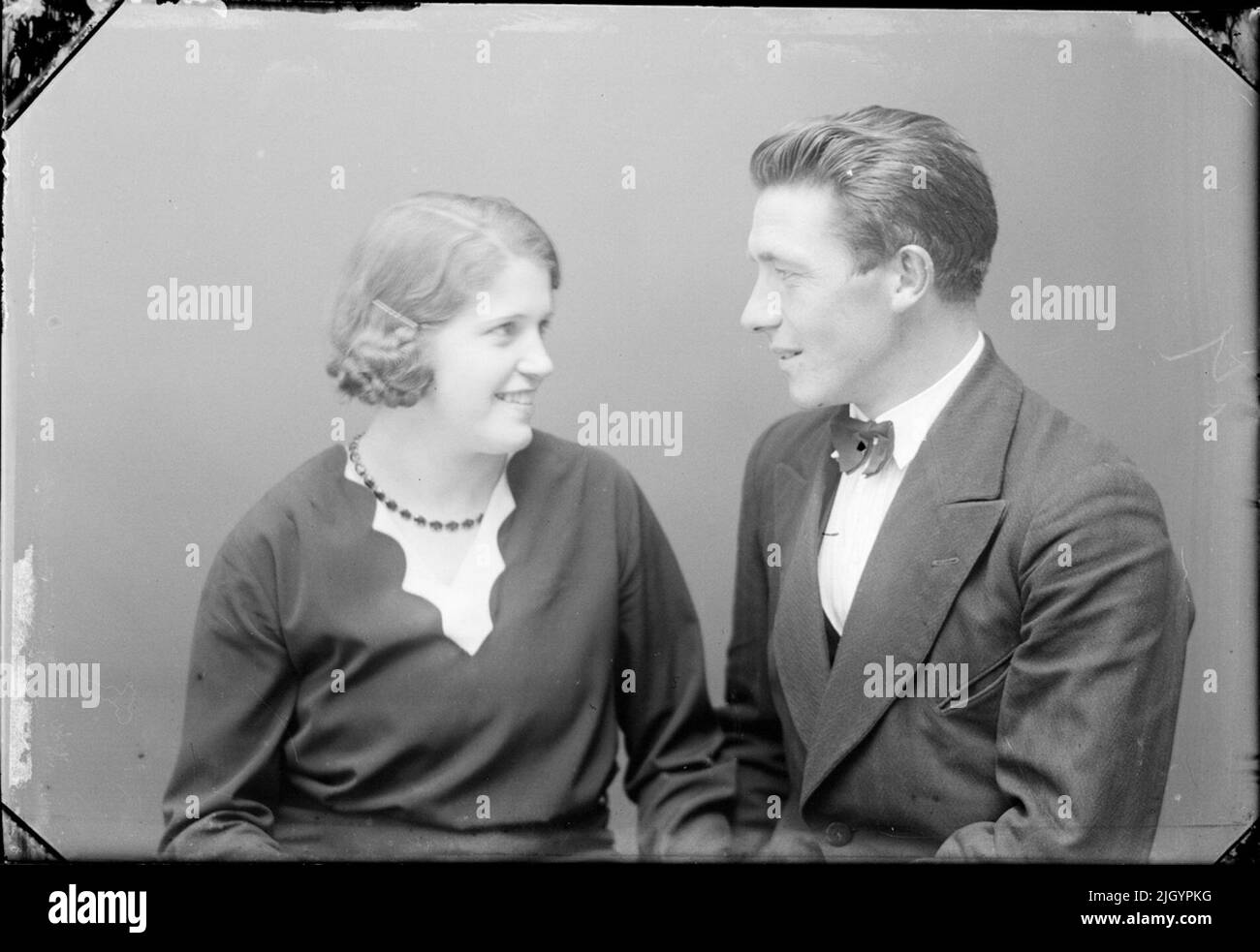 Donna e uomo, Östhammar, Uppland. Evento storico, nome legato a Objek: Åkerlind, Margit Foto Stock