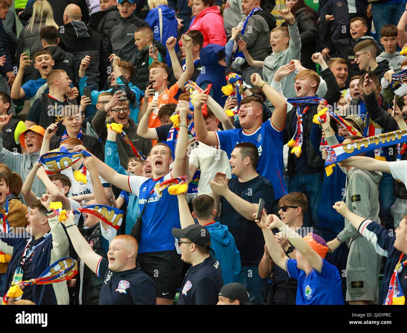 Windsor Park, Belfast, Irlanda del Nord, Regno Unito. 13 luglio 2022. UEFA Champions League primo turno di qualificazione (seconda tappa) – Linfield vs TNS. Azione dalla partita di stasera al Windsor Park (Linfield in blu). I tifosi di Linfield festeggiano una vittoria drammatica nel calcio europeo. . Credit: CAZIMB/Alamy Live News. Foto Stock