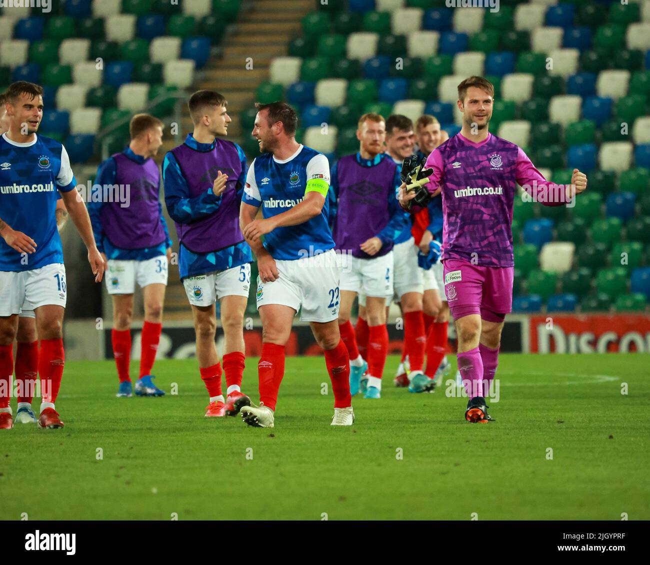 Windsor Park, Belfast, Irlanda del Nord, Regno Unito. 13 luglio 2022. UEFA Champions League primo turno di qualificazione (seconda tappa) – Linfield vs TNS. Azione dalla partita di stasera al Windsor Park (Linfield in blu). I giocatori di Linfield festeggiano una vittoria drammatica a Belfast. Credit: CAZIMB/Alamy Live News. Foto Stock