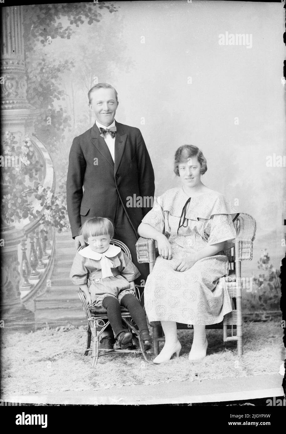 Uomo, bambino e donna, Östhammar, Uppland. Evento storico, nome legato a Objek: Larsson, Gunnar Foto Stock