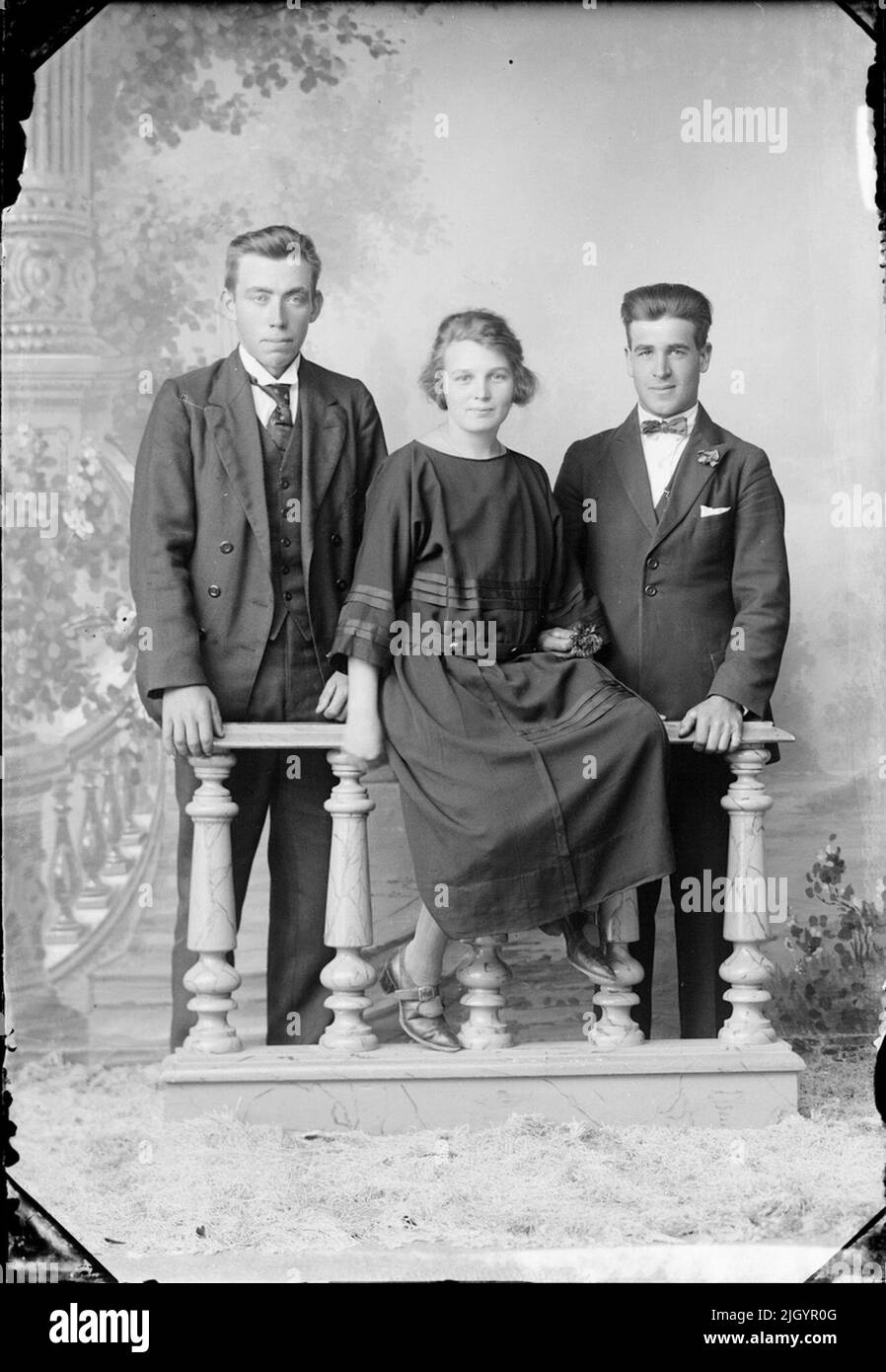 Ritratto di gruppo - due uomini e una donna, Östhammar, Uppland. Evento storico, nome legato a Objek: Landin, K. Foto Stock