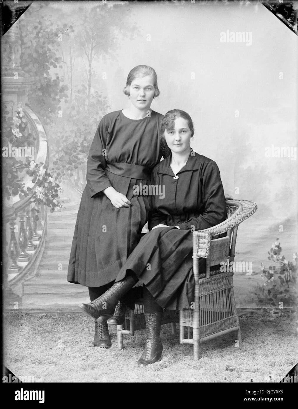 Due giovani donne, Östhammar, Uppland. Evento storico, nome legato a Objek: Andersson, Astrid Foto Stock