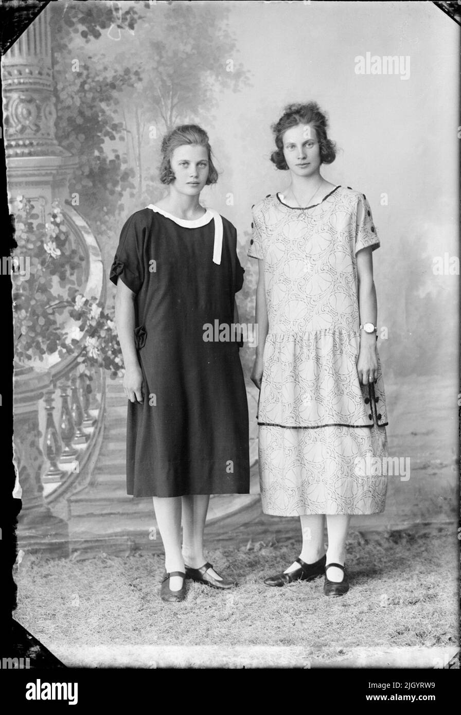 Due giovani donne, Östhammar, Uppland. Evento storico, nome legato a Objek: Bäckman, Ester Foto Stock