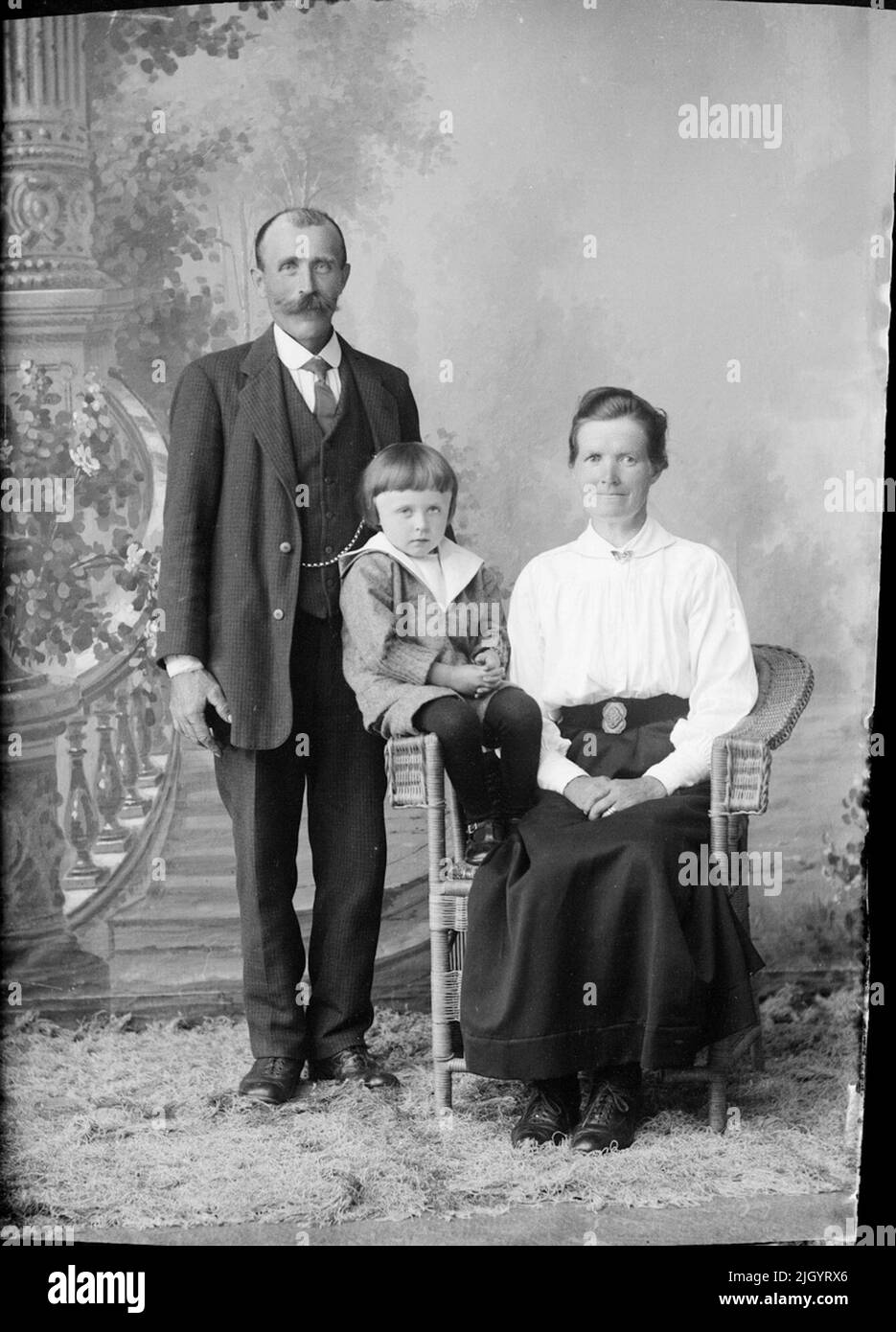 Uomo, bambino e donna, Östhammar, Uppland. Evento storico, nome legato a Objek: Persson, P J Foto Stock