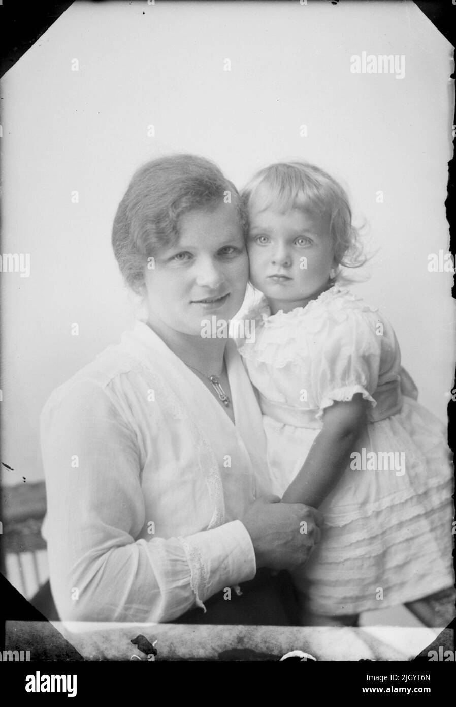 Donna con un bambino fra le braccia, Östhammar, Uppland. Evento storico, nome legato a Objek: Lindqvist, Foto Stock
